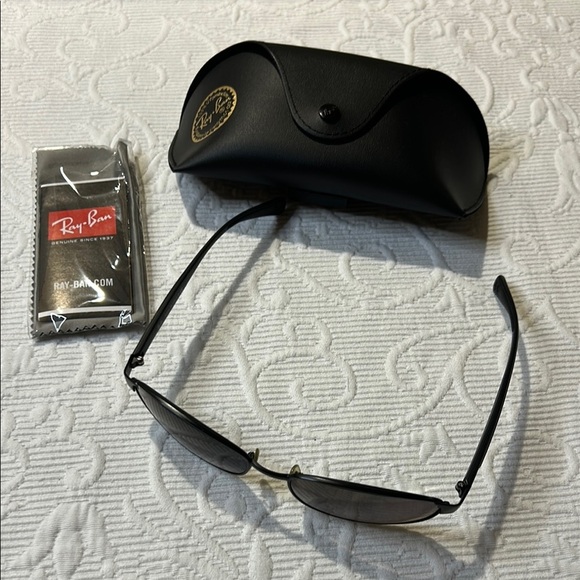 Ray-Ban Classic Polarized Men’s Sunglasses with Case. RB3247 006 59-17 3N. - Picture 3 of 16